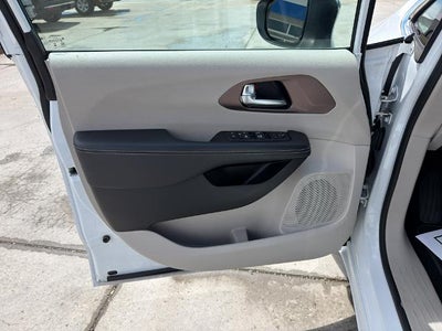 2024 Chrysler Voyager LX FWD