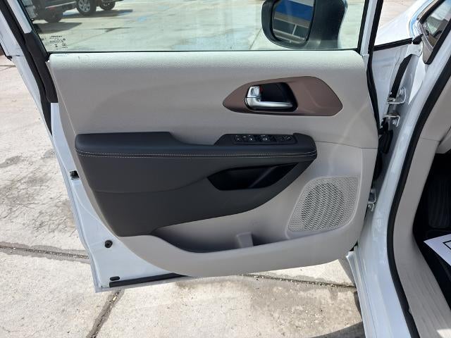 2024 Chrysler Voyager LX FWD