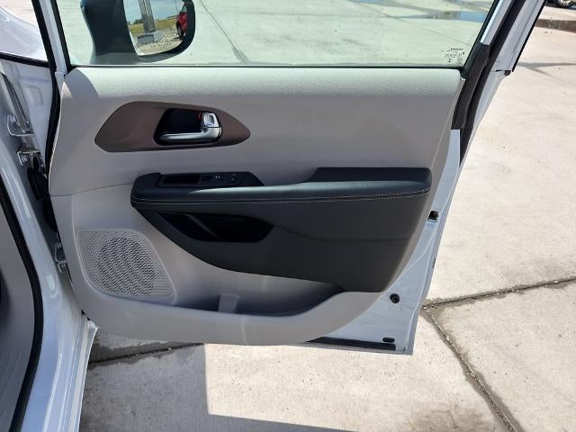 2024 Chrysler Voyager LX FWD